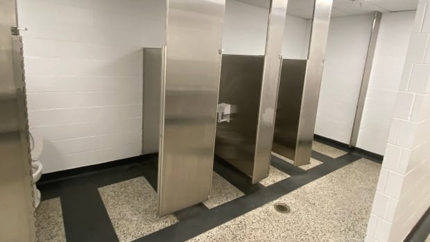 Gloucester Excessive College college students say they lack privateness with lacking toilet stall doorways